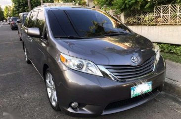 Toyota Sienna 2011 XLE AT Captain Seats Top Line