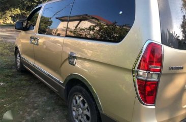 SELLING HYUNDAI Starex vgt 2010 gold