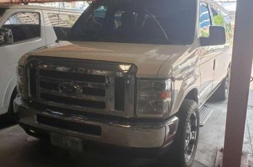 2010 Ford E150 All power 3 rows captain seats