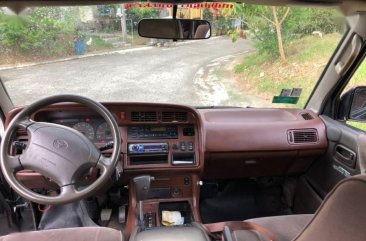 Selling 2nd Hand (Used) Toyota Hiace Van in Parañaque