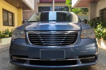 Selling Used Chrysler Town And Country 2012 Van in Quezon City