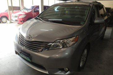 Selling Silver Toyota Sienna 2013 in Pasig