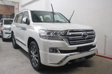 Selling White Toyota Land Cruiser 2018 Automatic Diesel for sale