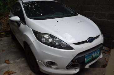 White Ford Fiesta 2013 at 49000 km for sale