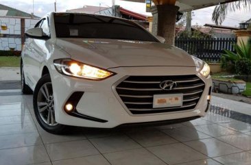 White Hyundai Elantra 2018 for sale in Balagtas