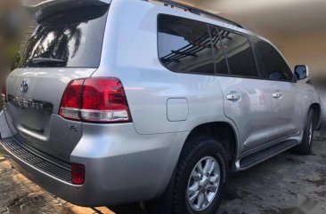 Selling Toyota Land Cruiser 2010 Automatic Diesel in Muntinlupa