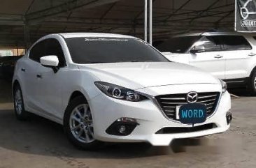 White Mazda 3 2015 at 15000 km for sale