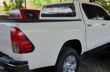 White Toyota Hilux 2016 at 10000 km for sale