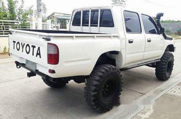 Selling White Toyota Hilux 2000 at 159000 km 