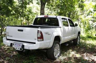 White Toyota Tacoma 2013 for sale in Quezon City 