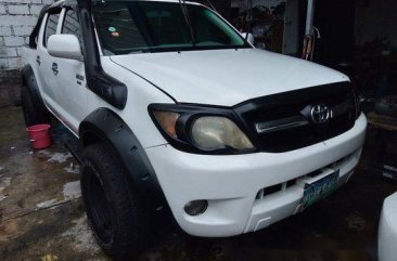 White Toyota Hilux 2005 for sale in Quezon City