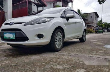 White Ford Fiesta 2013 at 86000 km for sale 