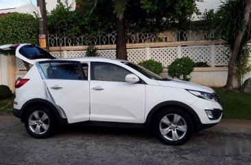 White Kia Sportage 2011 at 65000 km for sale 