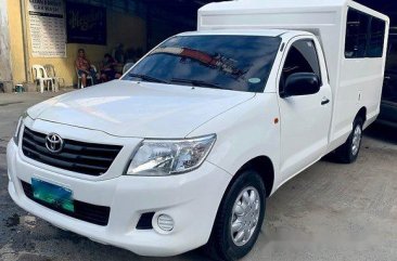 White Toyota Hilux 2012 at 70000 km for sale