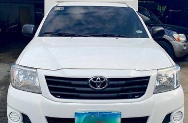 White Toyota Hilux 2012 at 70000 km for sale