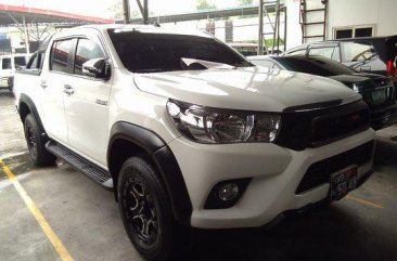 Selling White Toyota Hilux 2016 Automatic Gasoline