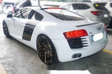 White Audi R8 2011 at 19000 km for sale 