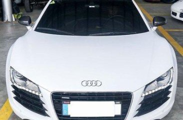 White Audi R8 2011 at 19000 km for sale 