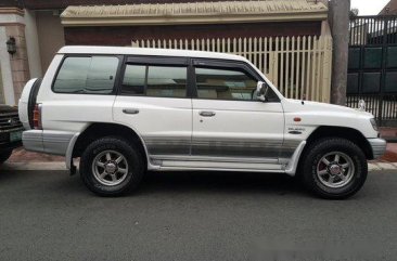 Selling White Mitsubishi Pajero 2004 at 140000 km 