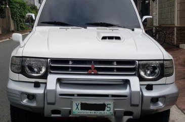 Selling White Mitsubishi Pajero 2004 at 140000 km 