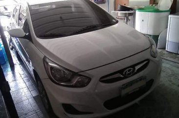 Selling White Hyundai Accent 2012 Manual Gasoline