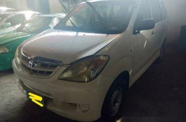 White Toyota Avanza 2009 for sale in Quezon City