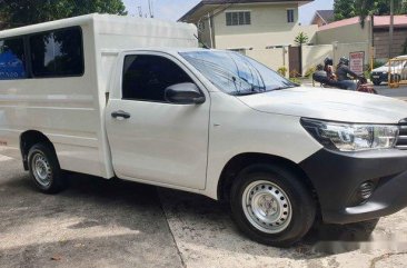 White Toyota Hilux 2016 at 32000 km for sale