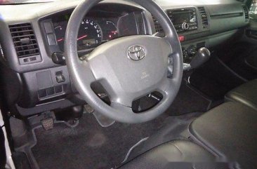 White Toyota Hiace 2017 at 33313 km for sale