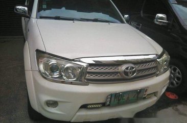 Selling White Toyota Fortuner 2010 Automatic Gasoline at 30000 km