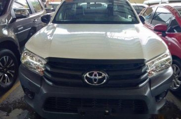 Selling White Toyota Hilux 2018 Manual Diesel 