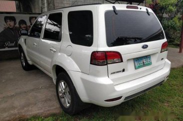 Selling White Ford Escape 2012 at 97000 km