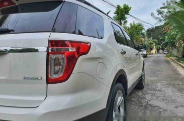 Selling White Ford Explorer 2014 at 40365 km 