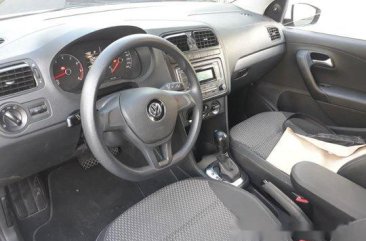 White Volkswagen Polo 2016 at 75000 km for sale 