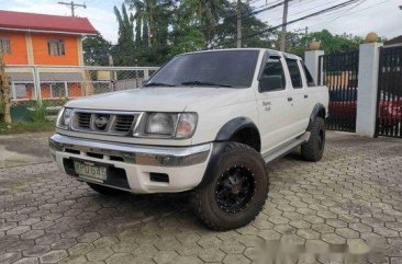 Selling White Nissan Frontier 2000 at 100000 km