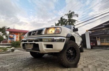 Selling White Nissan Frontier 2000 at 100000 km