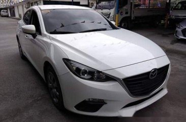 White Mazda 3 2016 at 44000 km for sale 