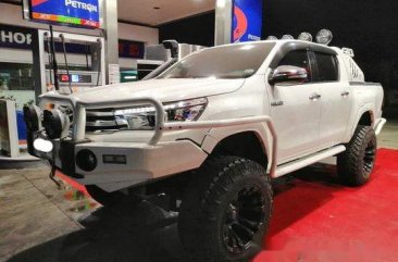 White Toyota Hilux 2016 at 35000 km for sale  