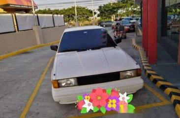 Selling White Nissan Sentra 1990 at 200000 km 