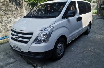 Selling White Hyundai Starex 2017 in Manila