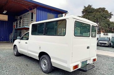 White Toyota Hilux 2009 for sale in Quezon City