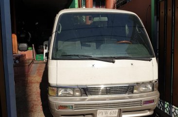 White Nissan Urvan 2000 for sale in Manual