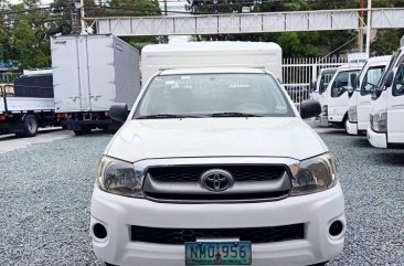 White Toyota Hilux 2009 for sale in Quezon City