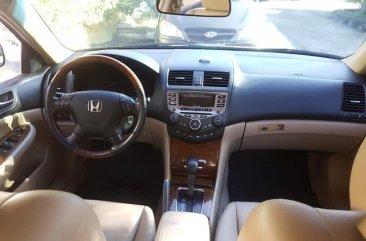 Pearl White Honda Accord 2004 for sale in Automatic