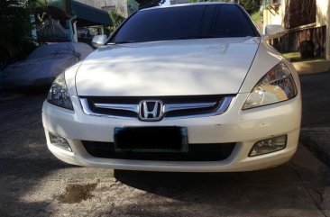 Pearl White Honda Accord 2004 for sale in Automatic