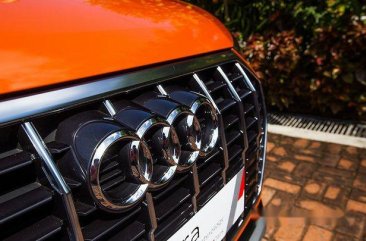 Selling Orange Audi Q3 2020 at 300 km