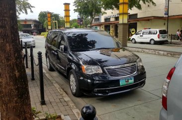 Selling Black Chrysler Town And Country 2012 in Bonifacio