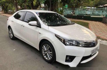 Selling White Toyota Corolla Altis 2014 at 24000 km