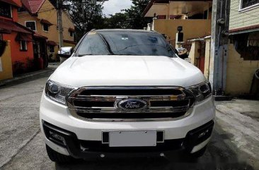 Selling White Ford Everest 2018 at 26000 km