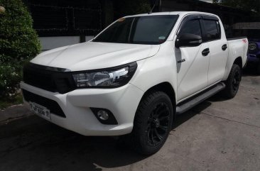 Selling White Toyota Hilux 2016 Pickup Truck in Manila