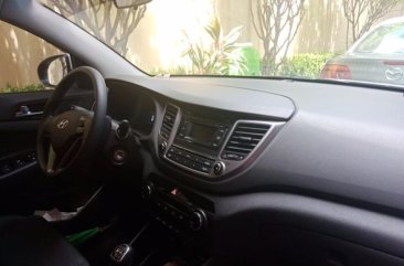 Selling Silver Hyundai Tucson in Quezon City